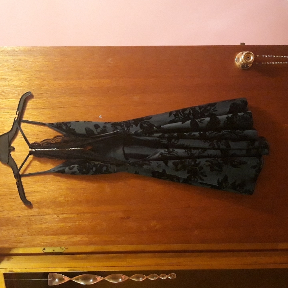 Windsor Dress - Picture 3 of 9